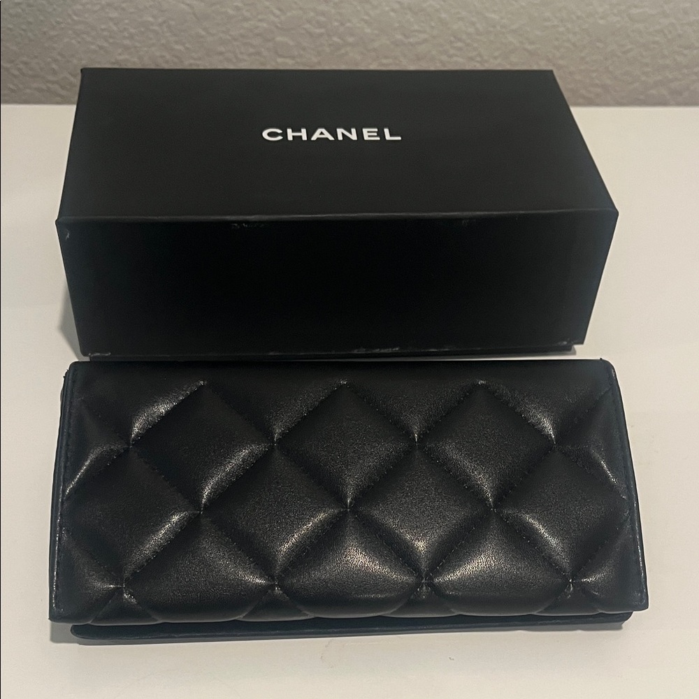 CHANEL Black CH5278 Sunglasses - Picture 6 of 7